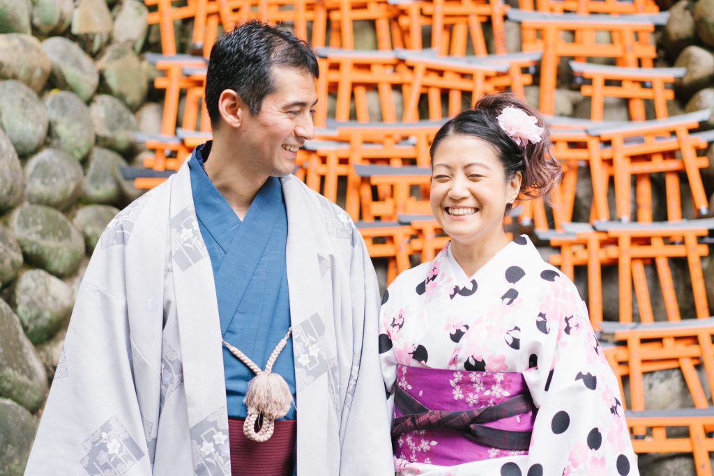 Rental Kimono photo shoot in Fushimi inari Kyoto with professional freelance photographer