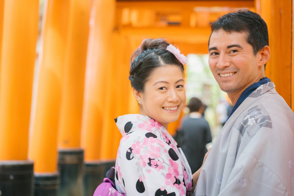 Rental Kimono photo shoot in Fushimi inari Kyoto with professional freelance photographer