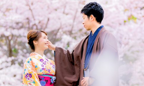 Marriage engagement photo shooting wearing rental Kimono with professional freelance photographer in Gion Kyoto