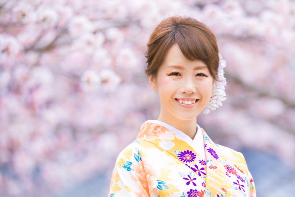 Marriage engagement photo shooting wearing rental Kimono with professional freelance photographer in Gion Kyoto